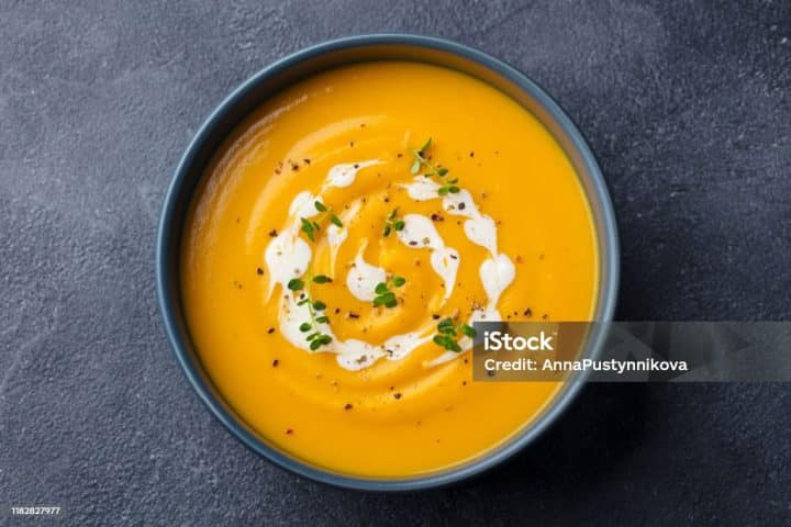 Potage à la courge butternut, pommes et cari