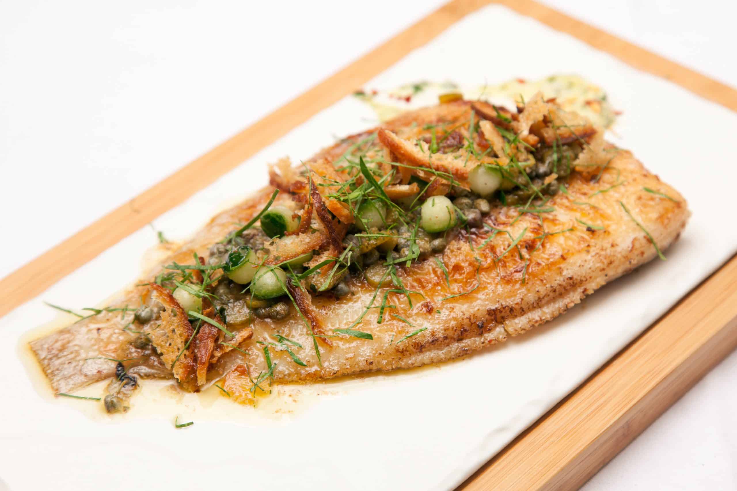 Filet de sole poêlé au poivre de citron et  tombée d’oignons
