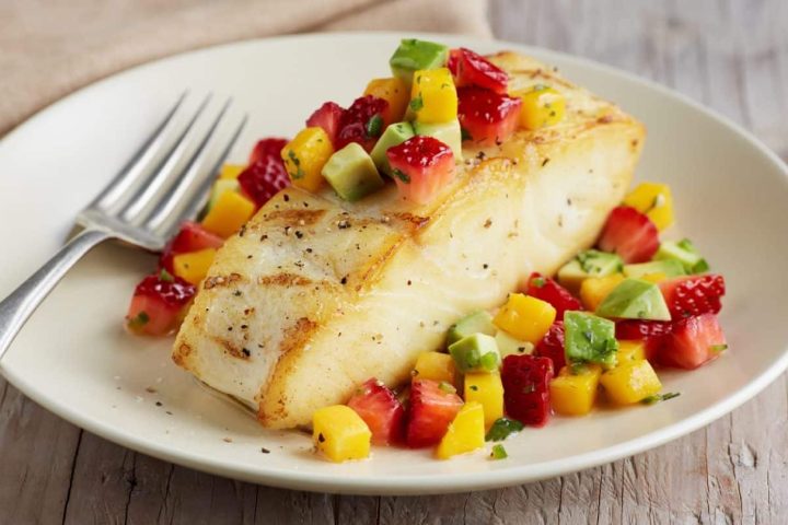 Filet de sole, salsa de mangue, fraise et avocat