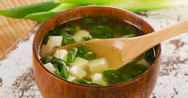 Soupe miso aux poulet et nouilles de riz