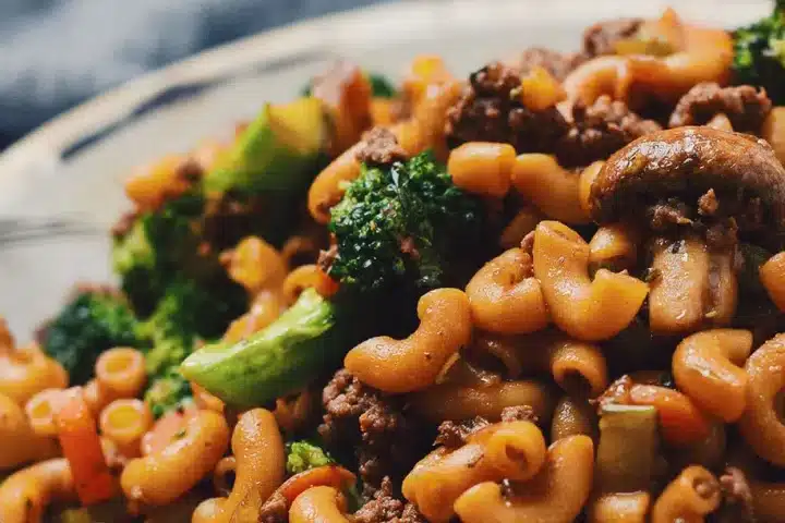 Macaroni chinois, lanières de bœuf et légumes