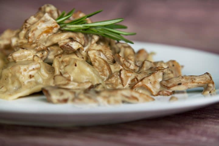 Raviolis farcis au veau, sauce forestière gratiné