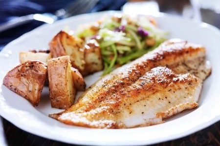 Filet de tilapia poêlé au cajun, tombée d'oignons citronnée