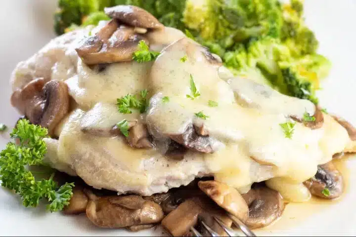 Escalope de volaille aux champignons et fromage suisse