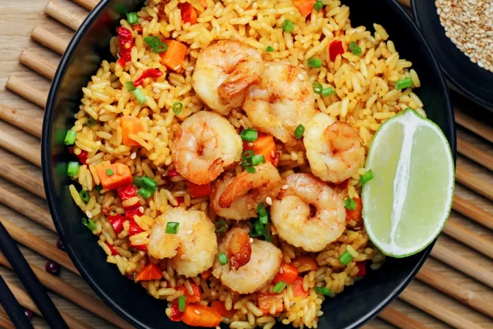 Riz frit thaï aux crevettes et légumes