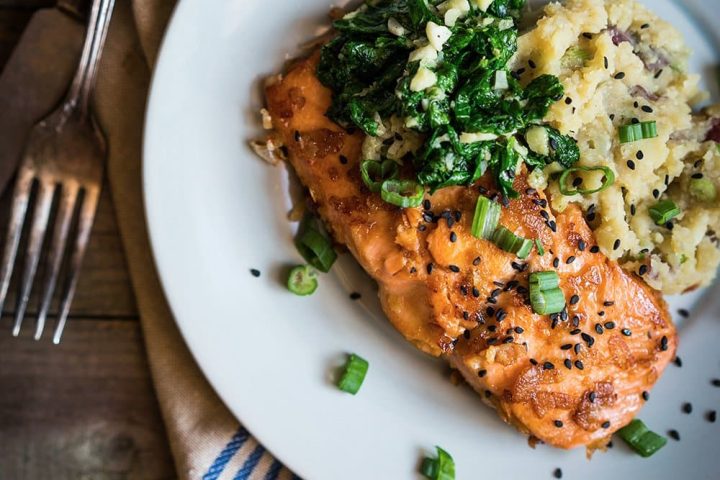 Pavé de saumon grillé aux deux échalotes et vin blanc