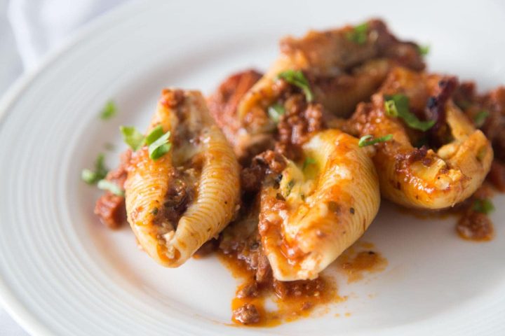 Coquille farcie au veau, sauce brune aux tomates et épinards, gratiné