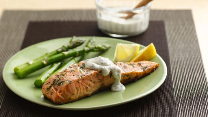 Pavé de saumon braisé, crème d'asperge et lime