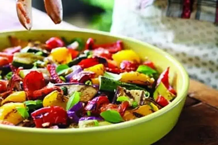 Salade de tomates et légumes à l'italienne