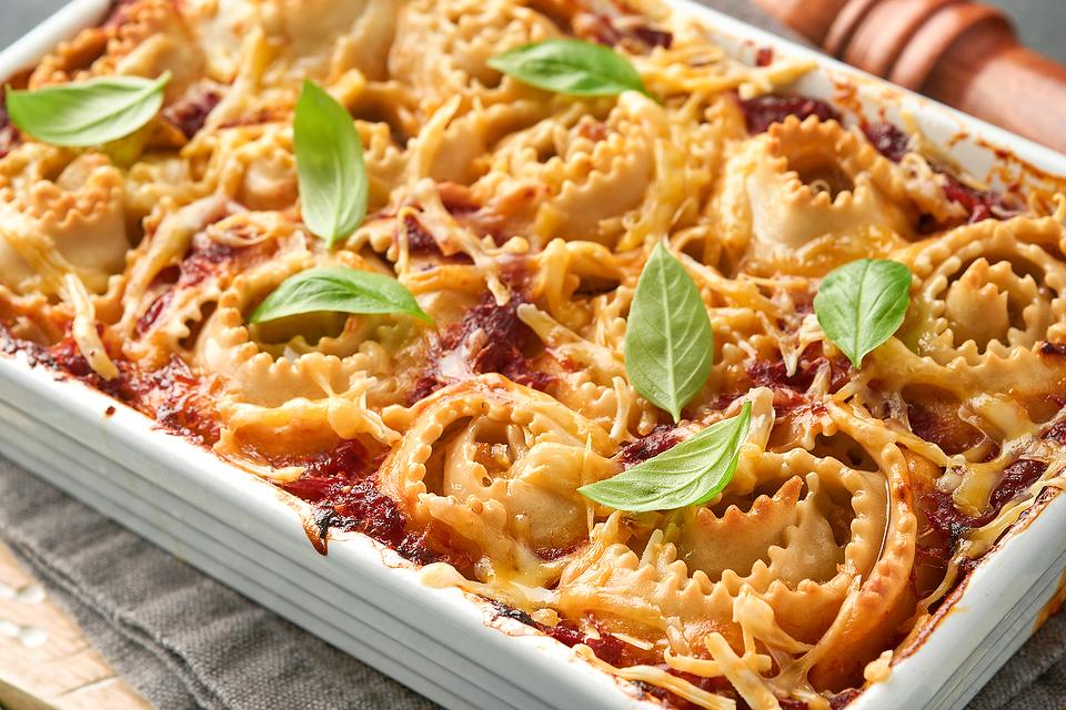 Rotolo farcis à la saucisse, sauce rosée au gratin