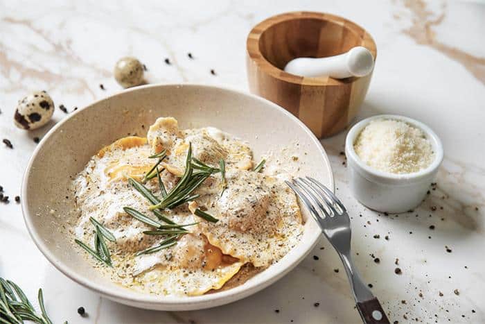 Ravioli au poulet et ciboulette, sauce crème au pesto