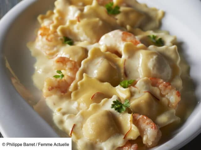Portofoligios farcis à la crevette et aux crabes sauce crème au pesto gratiné