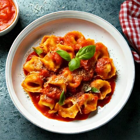 Tortellinis farcis à la saucisse sauce arabiatta parmesan