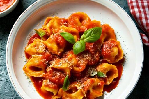 Tortellinis farcis à la saucisse sauce arabiatta parmesan