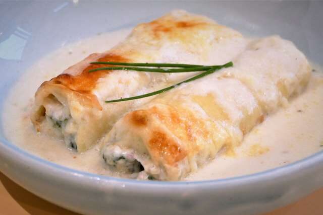 Manicotti au saumon fumé, sauce crème aux câpres et oignons rouges