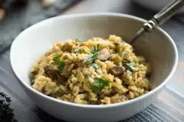 Risotto au porc effiloché, épinards et oignons perles