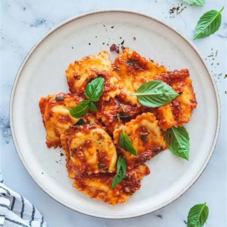 Mini-raviolis farcis à la saucisse sauce tomates et rapinis, gratiné