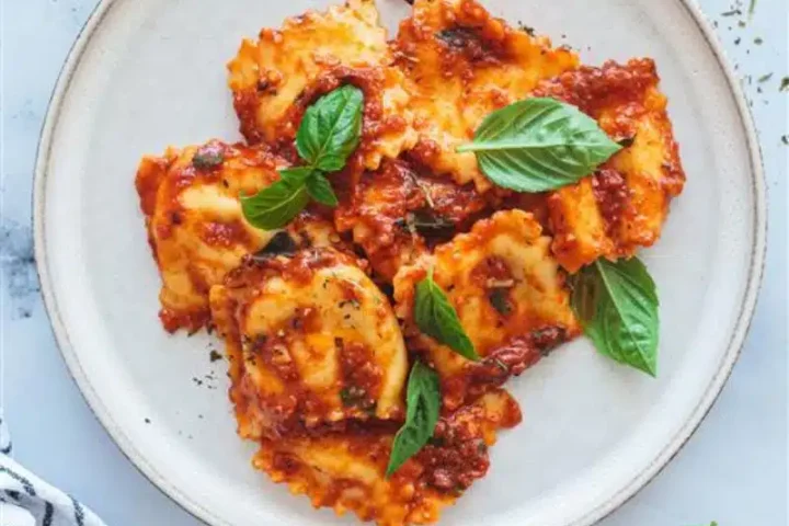 Mini-raviolis farcis à la saucisse sauce tomates et rapinis, gratiné