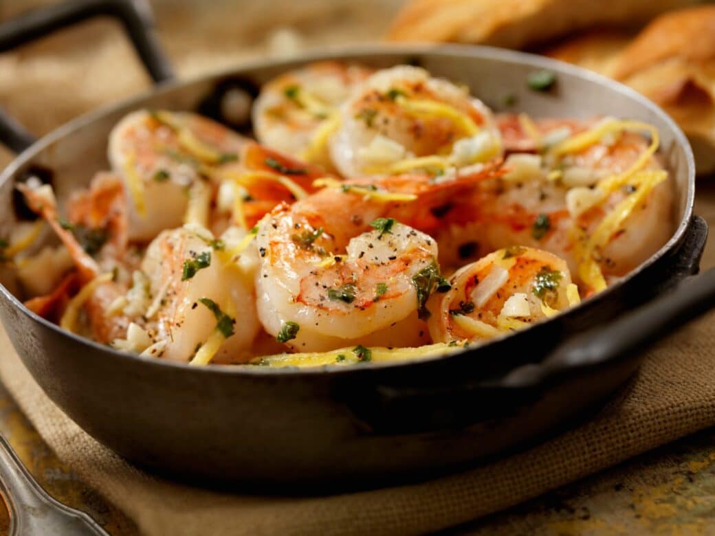 Sauté de crevettes et pétoncles au cari rouge et lait de coco