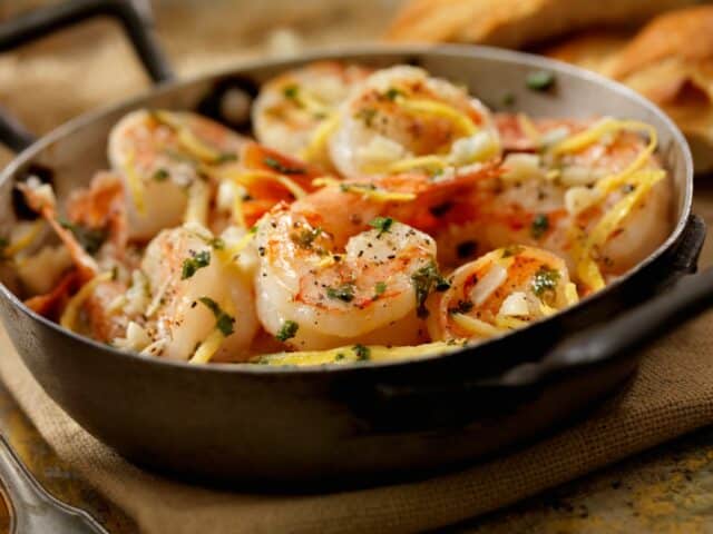 Sauté de crevettes et pétoncles au cari rouge et lait de coco