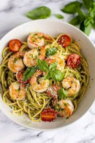 Penne aux crevettes, pesto et tomates cerises
