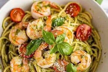 Penne aux crevettes, pesto et tomates cerises
