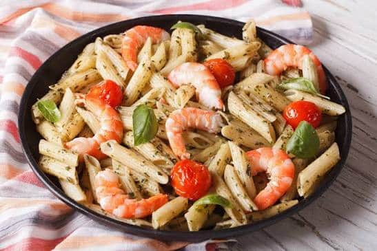 Penne aux crevettes, pesto et tomates cerises