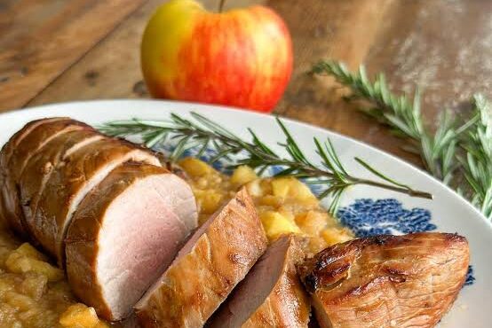 Filet mignon de porc et sa compote de pommes au miel et à la moutarde